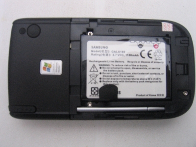 Achterkant van de Qtek G100 met de accu klep open
